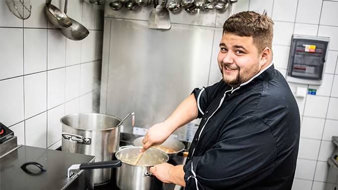 Zero-food-waste canteen at Albert cooks with unsold food  (in Czech) 