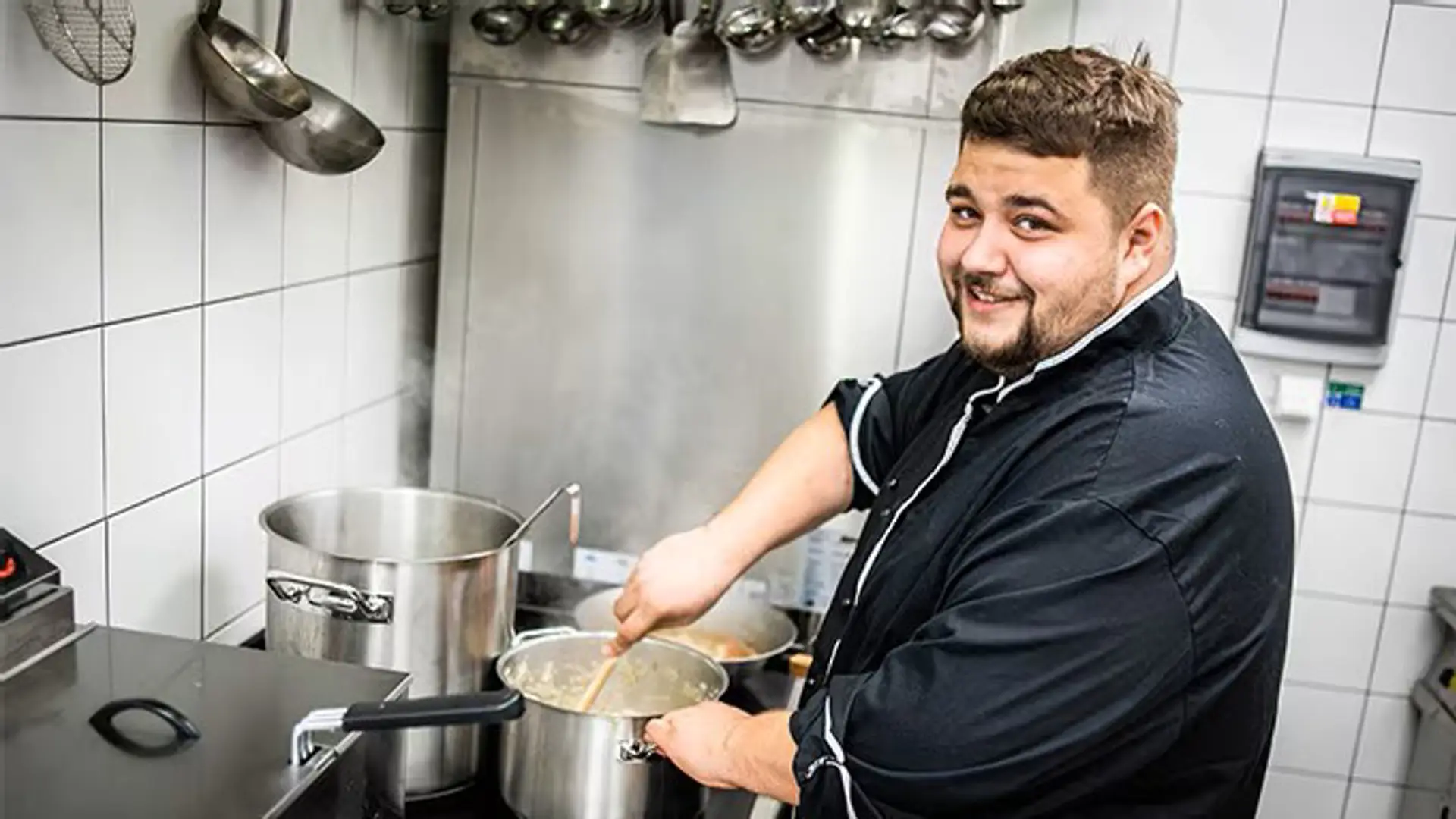 Zero-food-waste canteen at Albert cooks with unsold food (in Czech)
